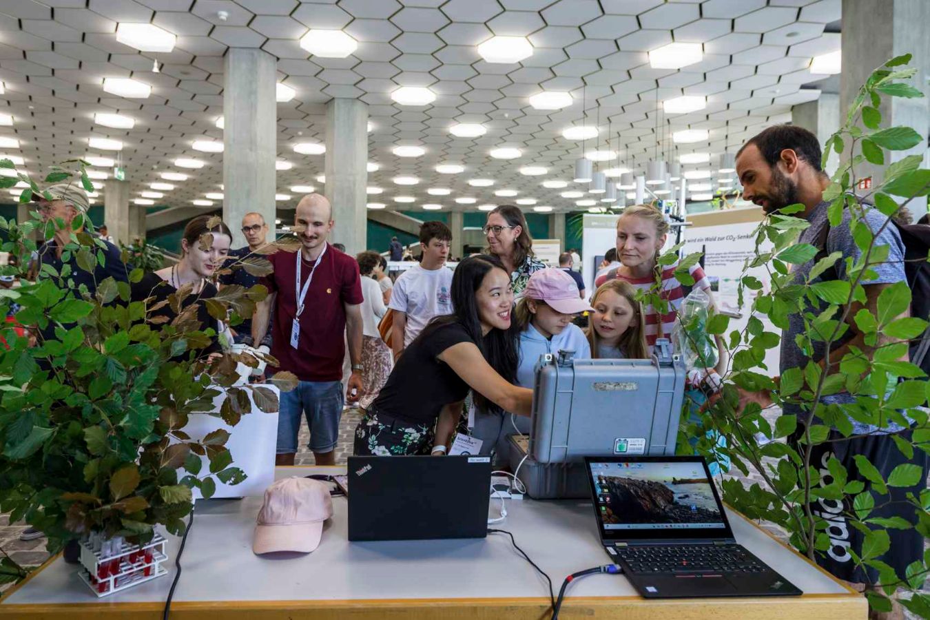 Am ETH-Campus Hönggerberg war Wald und Klimawandel das Schwerpunktthema – hochaktuell nach diesem Sommer.